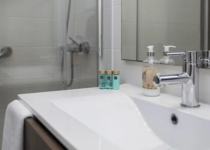 Vilamoura Garden House With Pool & Parking, By Hopstays Ferienhaus *