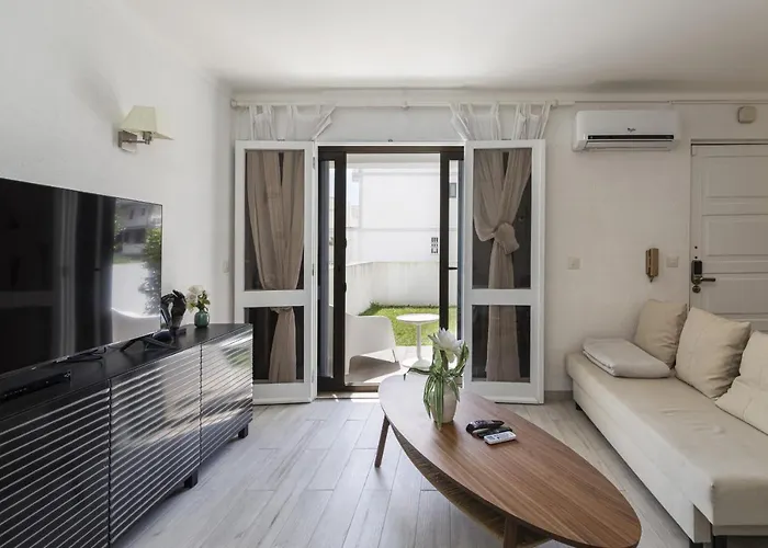 Vilamoura Garden House With Pool & Parking, By Hopstays *