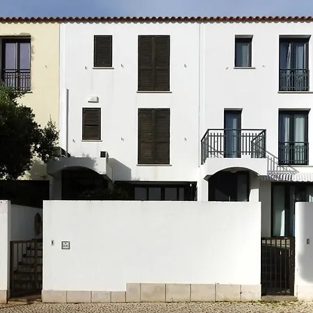 Vilamoura Garden House With Pool & Parking, By Hopstays