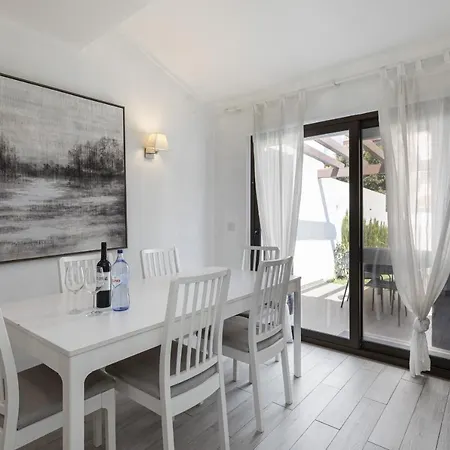 Vilamoura Garden House With Pool & Parking, By Hopstays 度假居 *