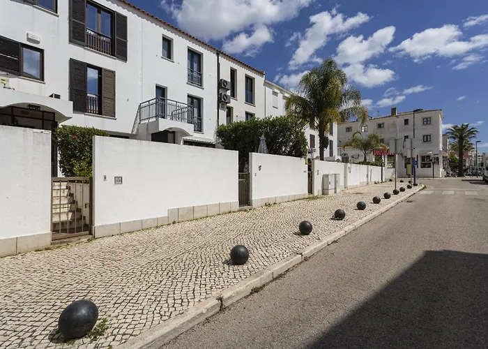 Casa de Férias Vilamoura Garden House With Pool & Parking, By Hopstays