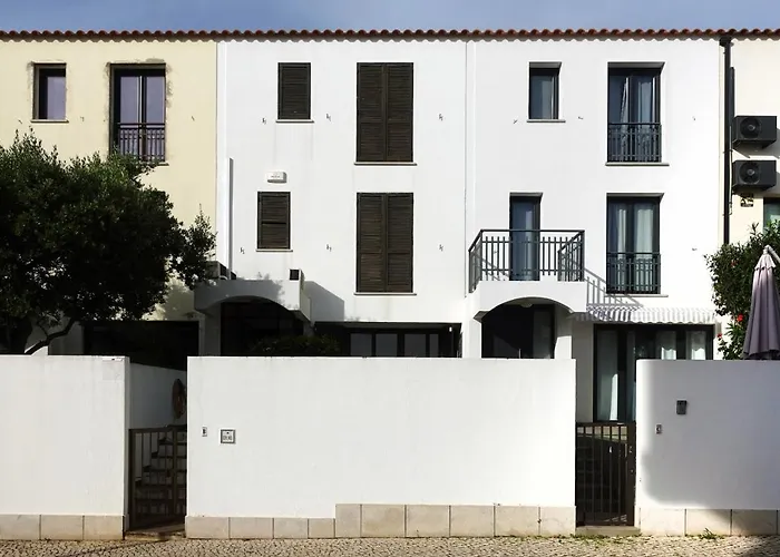Vilamoura Garden House With Pool & Parking, By Hopstays