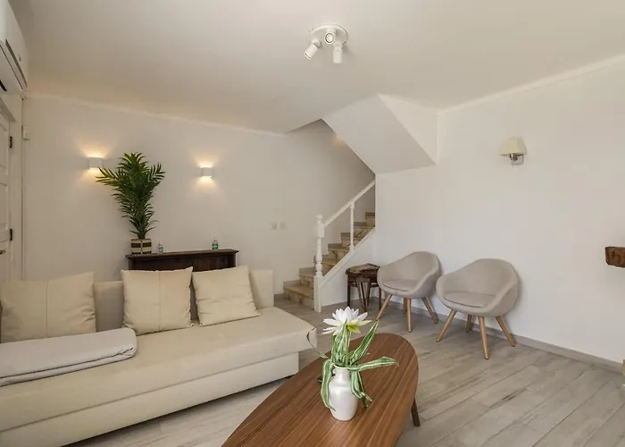 Vilamoura Garden House With Pool & Parking, By Hopstays *