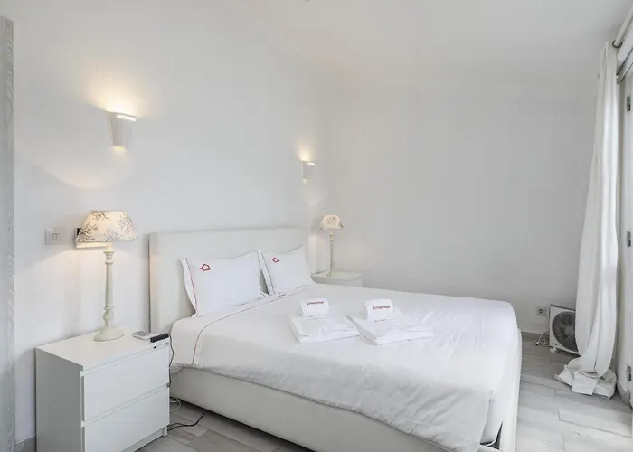 Vilamoura Garden House With Pool & Parking, By Hopstays