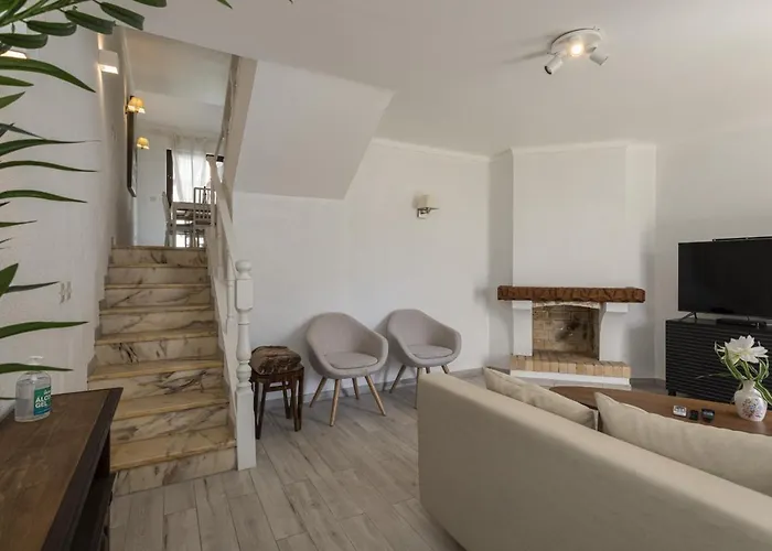 Vilamoura Garden House With Pool & Parking, By Hopstays بيت للعطل *