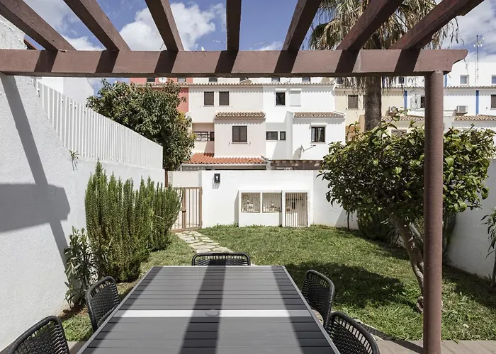 بيت للعطل Vilamoura Garden House With Pool & Parking, By Hopstays *