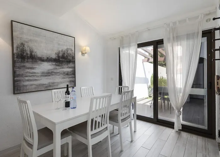 Vilamoura Garden House With Pool & Parking, By Hopstays بيت للعطل *