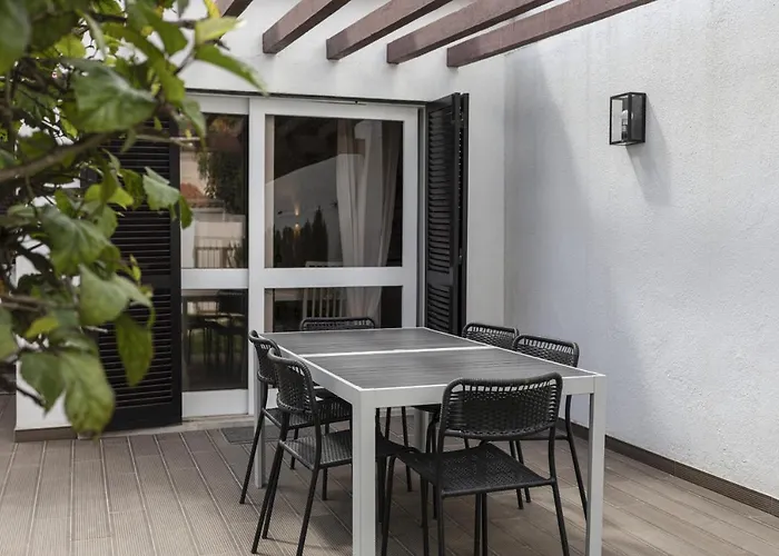 Vilamoura Garden House With Pool & Parking, By Hopstays بيت للعطل كوارتيرا