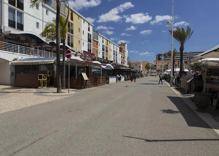 Vilamoura Garden House With Pool & Parking, By Hopstays بيت للعطل