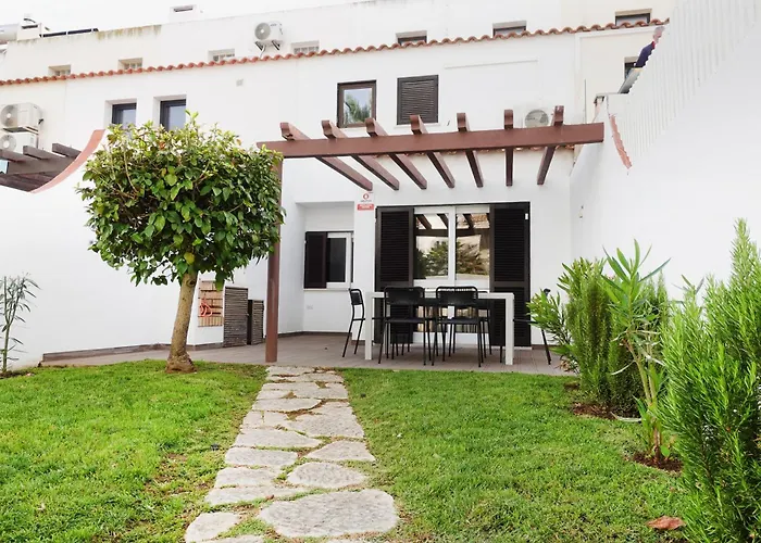 Vilamoura Garden House With Pool & Parking, By Hopstays بيت للعطل